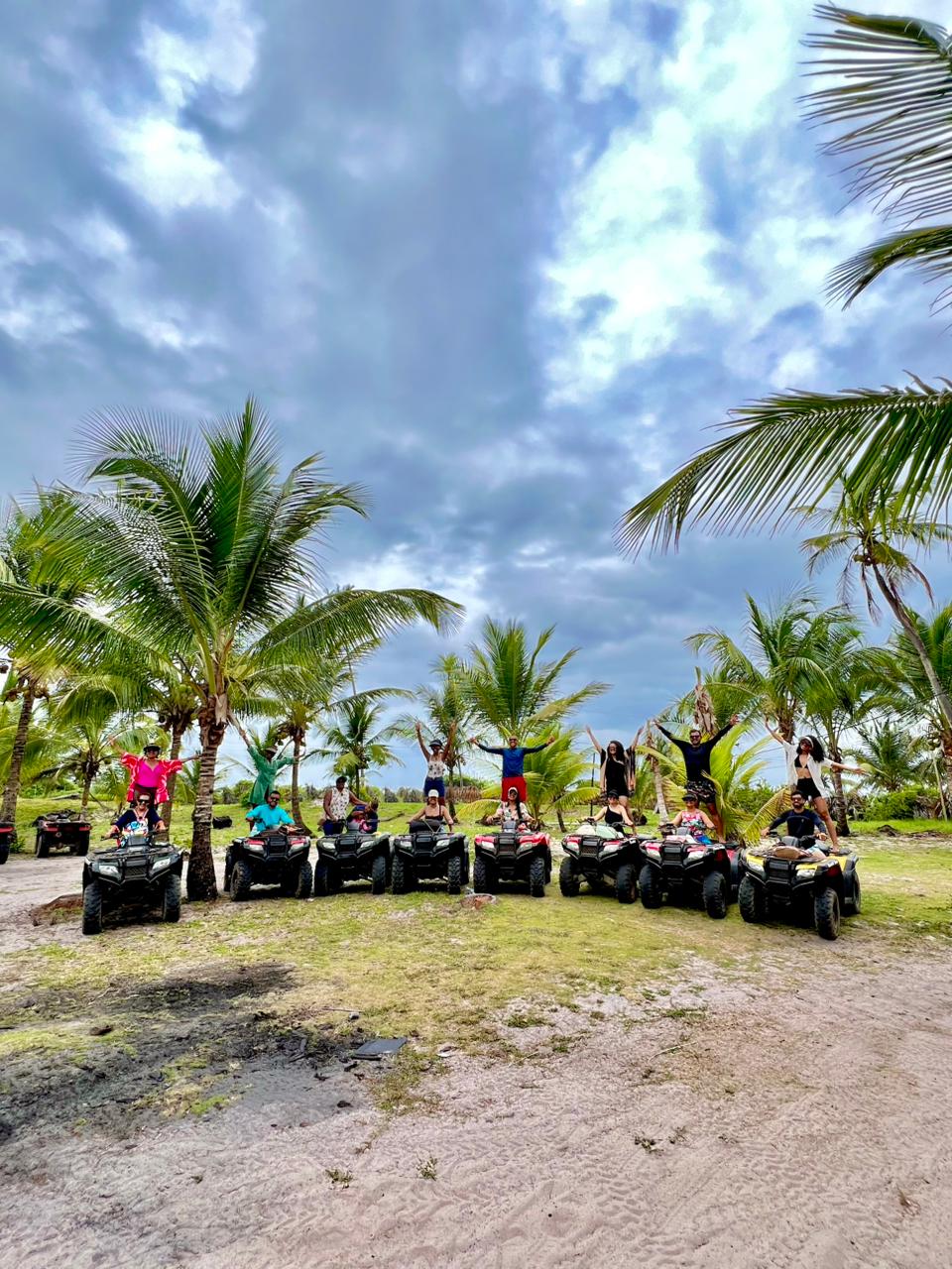 Fila de quadriciclos em trilha na floresta